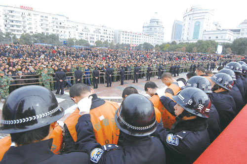 宣判大会_给死刑犯上法绳