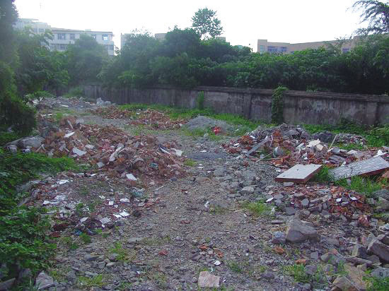 腾达路大地期货侧面建筑垃圾满地