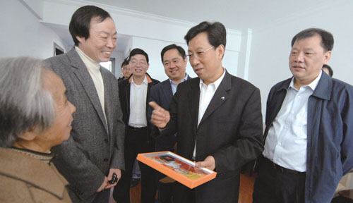 厅厅长王辉忠一行,在市委副书记,市长陈铁雄,市委常委,公安局长陈棉权